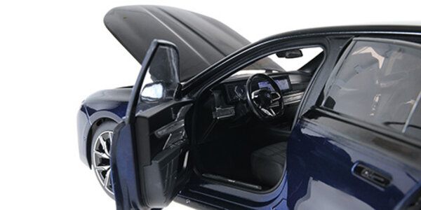 BMW BMW i7 M70 - 1:18 - Minichamps