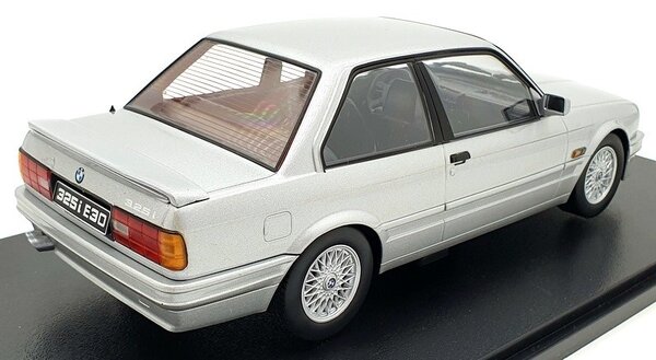 BMW BMW 325i (E30) M Package 2 1988 - 1:18 - KK Scale