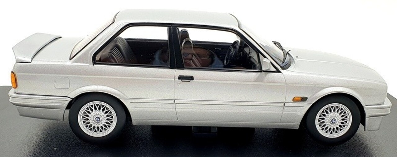 BMW BMW 325i (E30) M Package 2 1988 - 1:18 - KK Scale