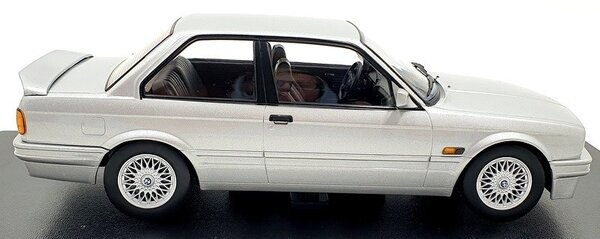 BMW BMW 325i (E30) M Package 2 1988 - 1:18 - KK Scale
