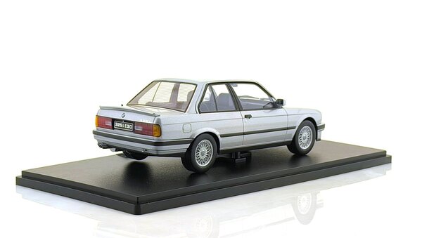 BMW BMW 325i (E30) M-Package 1987 - 1:18 - KK Scale BMW BMW 325i (E30) M-Package 1987 - 1:18 - KK Scale