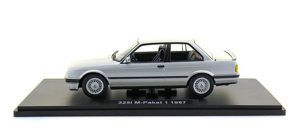 BMW BMW 325i (E30) M-Package 1987 - 1:18 - KK Scale BMW BMW 325i (E30) M-Package 1987 - 1:18 - KK Scale