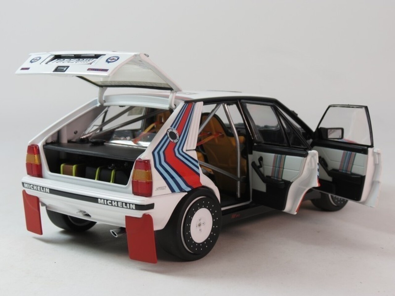 Lancia Lancia Delta HF Integrale 4WD #3 Team Matini Racing Winner Rally Monte Carlo 1988 - 1:18 - Kyosho Lancia Lancia Delta HF Integrale 4WD #3 Team Matini Racing Winner Rally Monte Carlo 1988 - 1:18 - Kyosho