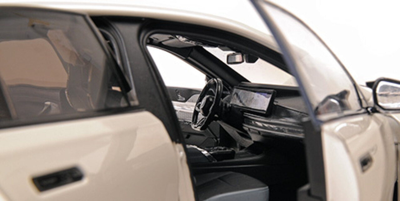 BMW BMW i7 M70 (G70) 2024 - 1:18 - Minichamps