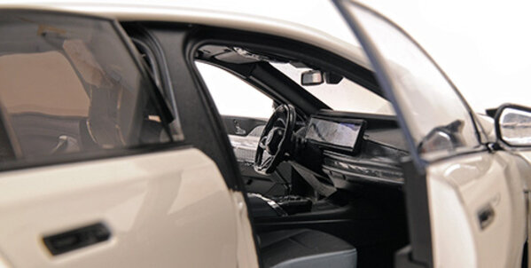 BMW BMW i7 M70 (G70) 2024 - 1:18 - Minichamps