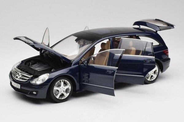 Mercedes-Benz Mercedes-Benz R-Class 2005 - 1:18 - Minichamps