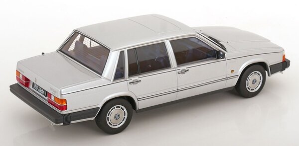 Volvo Volvo 760 Turbo 1985 - 1:18 - Triple 9 Collection