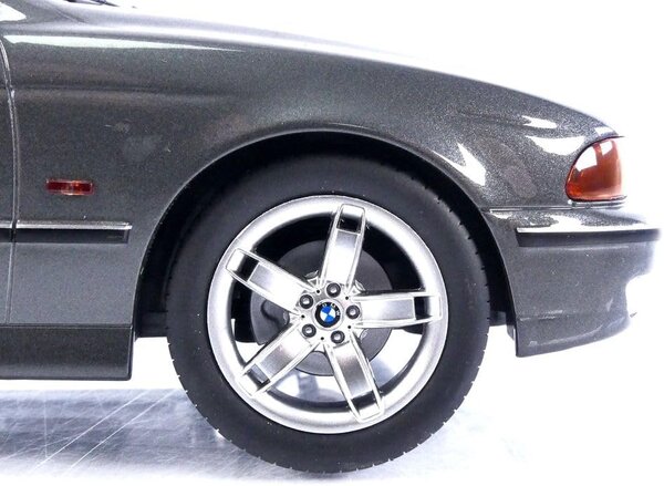 BMW BMW 540i E39 Touring - 1:18 - KK Scale