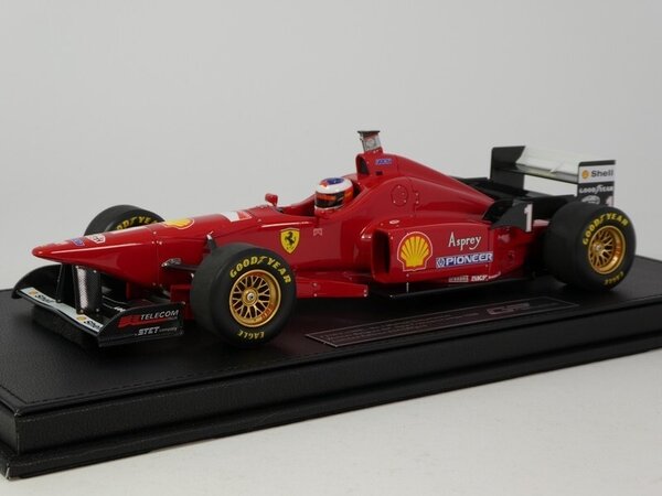 Formule 1 Ferrari 310/2 #1 Winner GP Spa Belgium + Pilot Figure 1996 (M.Schumacher) - 1:18 - GP Replicas