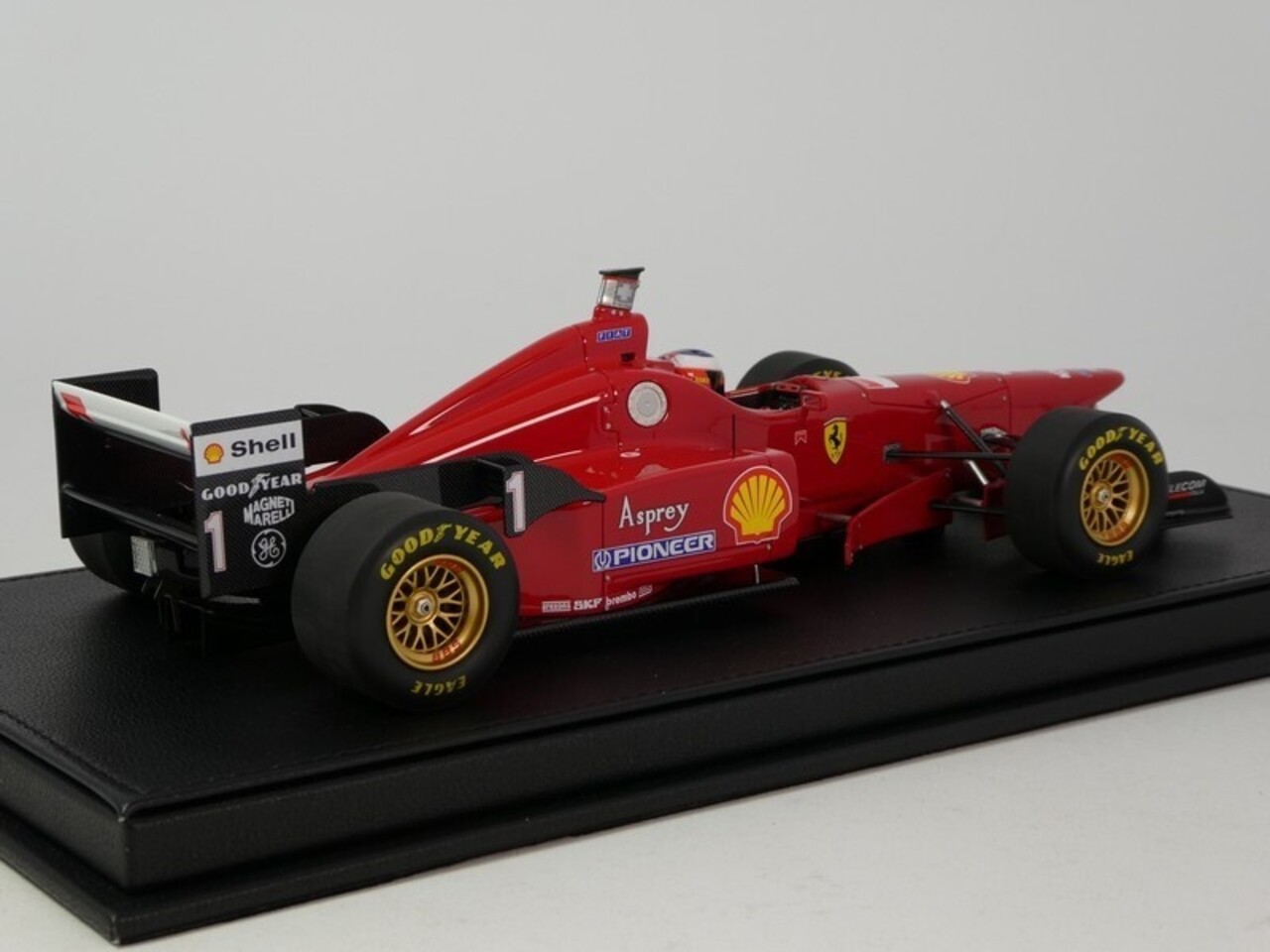 Formule 1 Ferrari 310/2 #1 Winner GP Spa Belgium + Pilot Figure 1996 (M.Schumacher) - 1:18 - GP Replicas