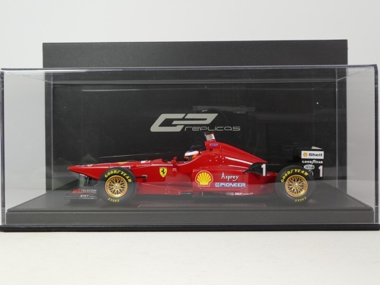 Formule 1 Ferrari 310/2 #1 Winner GP Spa Belgium + Pilot Figure 1996 (M.Schumacher) - 1:18 - GP Replicas