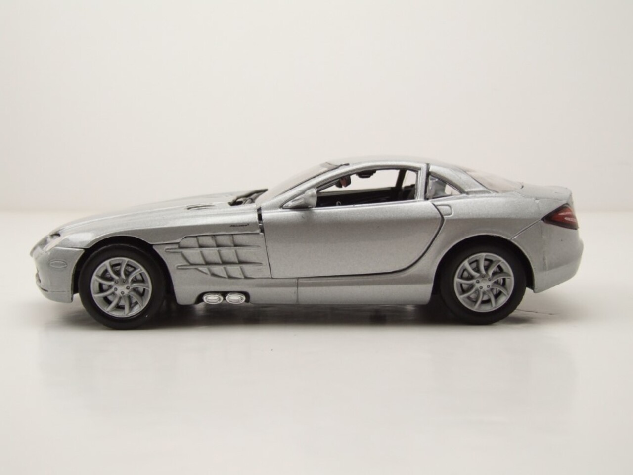 Mercedes-Benz Mercedes-Benz SLR McLaren - 1:24 - Motor Max