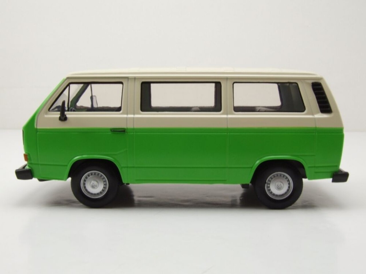 Volkswagen Volkswagen T2 (T3) Minibus - 1:24 - Motor Max