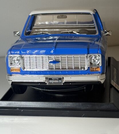 Chevrolet Chevrolet C10 Cheyenne Super 1974 - 1:18 - Maisto Chevrolet Chevrolet C10 Cheyenne Super 1974 - 1:18 - Maisto