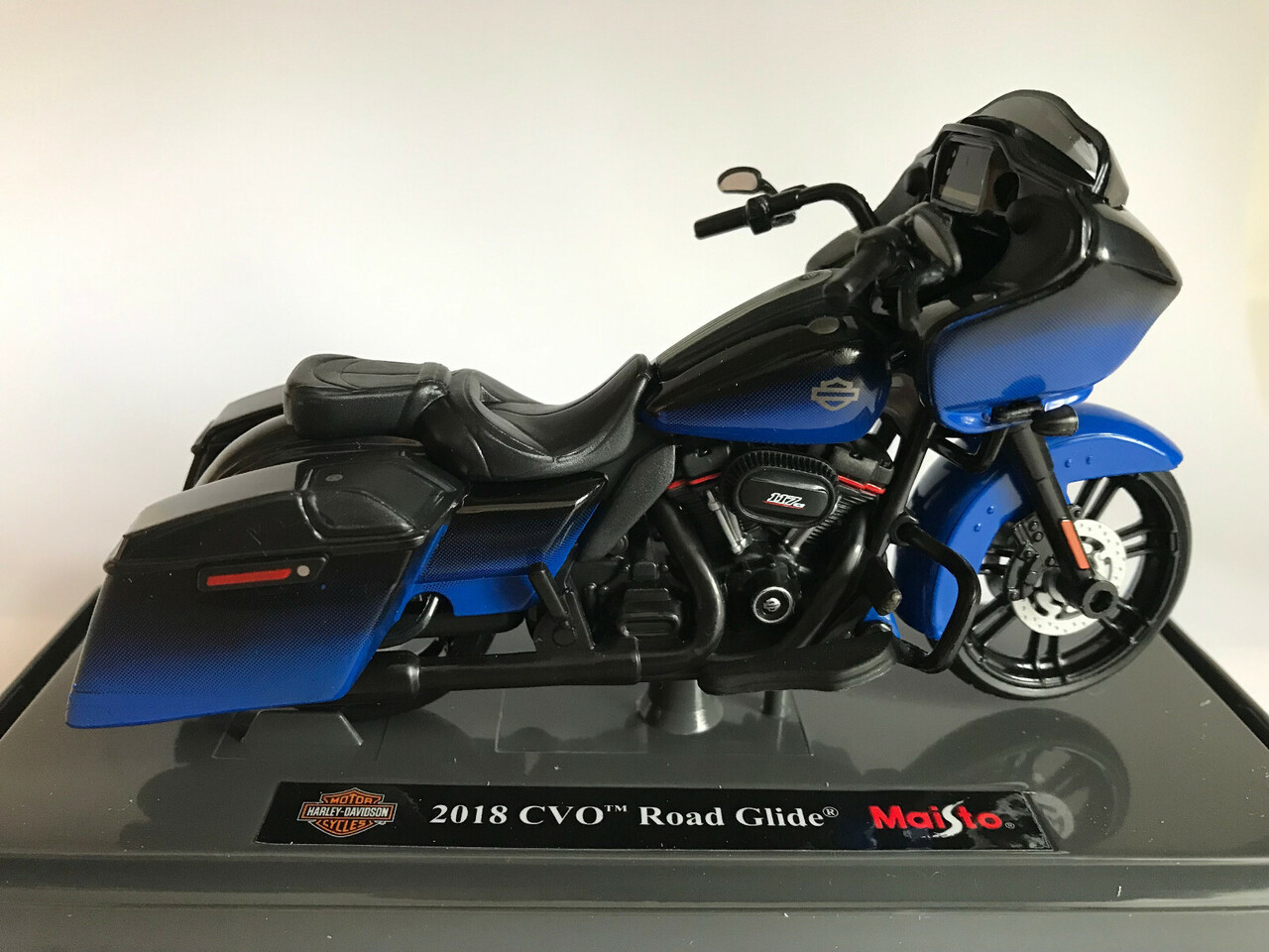 Harley Davidson Harley Davidson CVO Road Glide 2018 - 1:18 - Maisto Harley Davidson Harley Davidson CVO Road Glide 2018 - 1:18 - Maisto