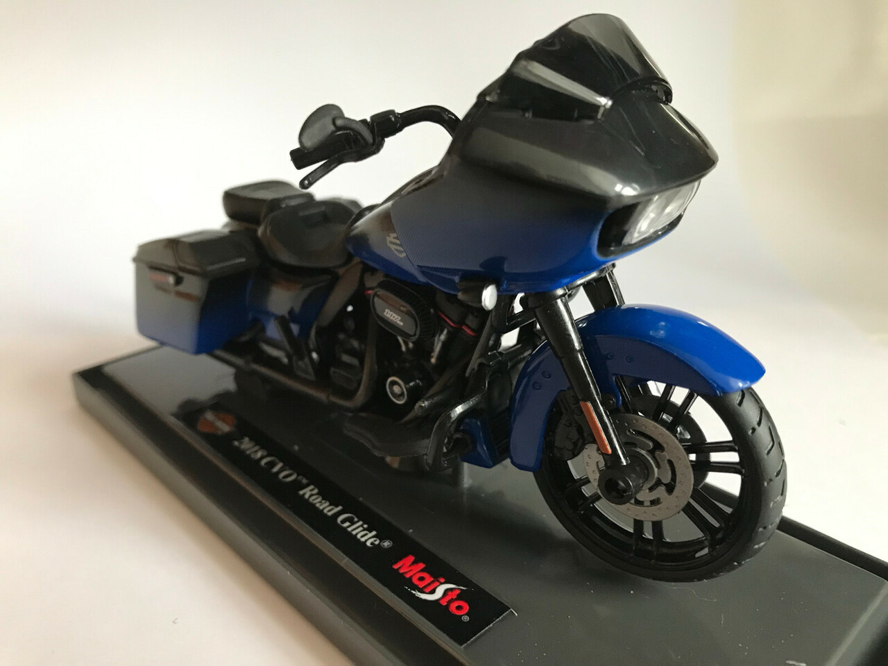 Harley Davidson Harley Davidson CVO Road Glide 2018 - 1:18 - Maisto Harley Davidson Harley Davidson CVO Road Glide 2018 - 1:18 - Maisto