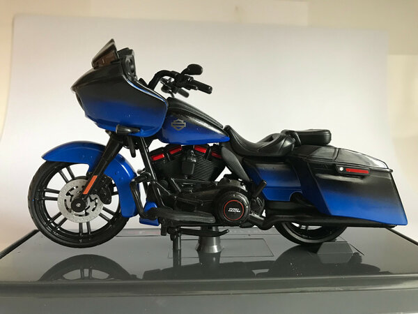 Harley Davidson Harley Davidson CVO Road Glide 2018 - 1:18 - Maisto Harley Davidson Harley Davidson CVO Road Glide 2018 - 1:18 - Maisto