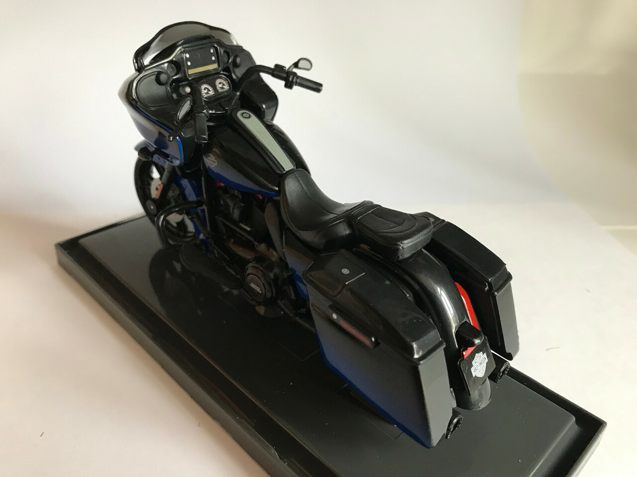 Harley Davidson Harley Davidson CVO Road Glide 2018 - 1:18 - Maisto Harley Davidson Harley Davidson CVO Road Glide 2018 - 1:18 - Maisto
