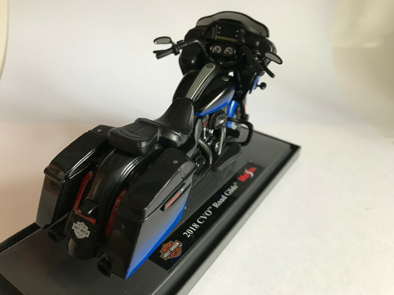 Harley Davidson Harley Davidson CVO Road Glide 2018 - 1:18 - Maisto Harley Davidson Harley Davidson CVO Road Glide 2018 - 1:18 - Maisto