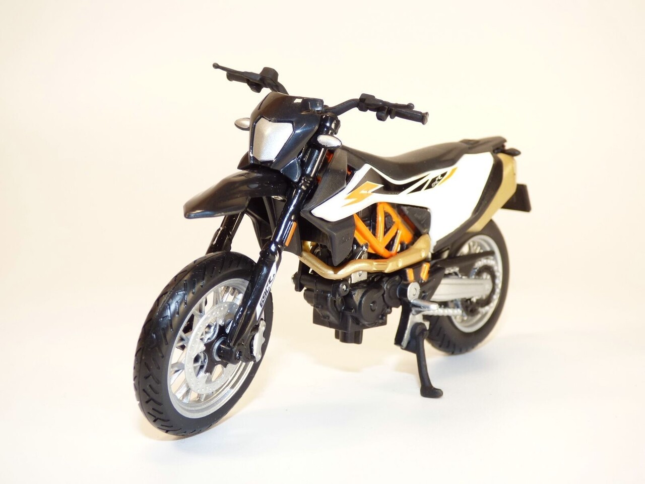 KTM KTM 690 SMC R - 1:18 - Maisto KTM KTM 690 SMC R - 1:18 - Maisto