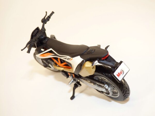 KTM KTM 690 SMC R - 1:18 - Maisto KTM KTM 690 SMC R - 1:18 - Maisto
