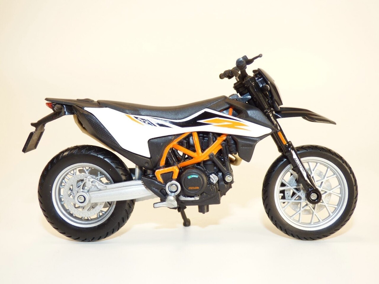 KTM KTM 690 SMC R - 1:18 - Maisto KTM KTM 690 SMC R - 1:18 - Maisto