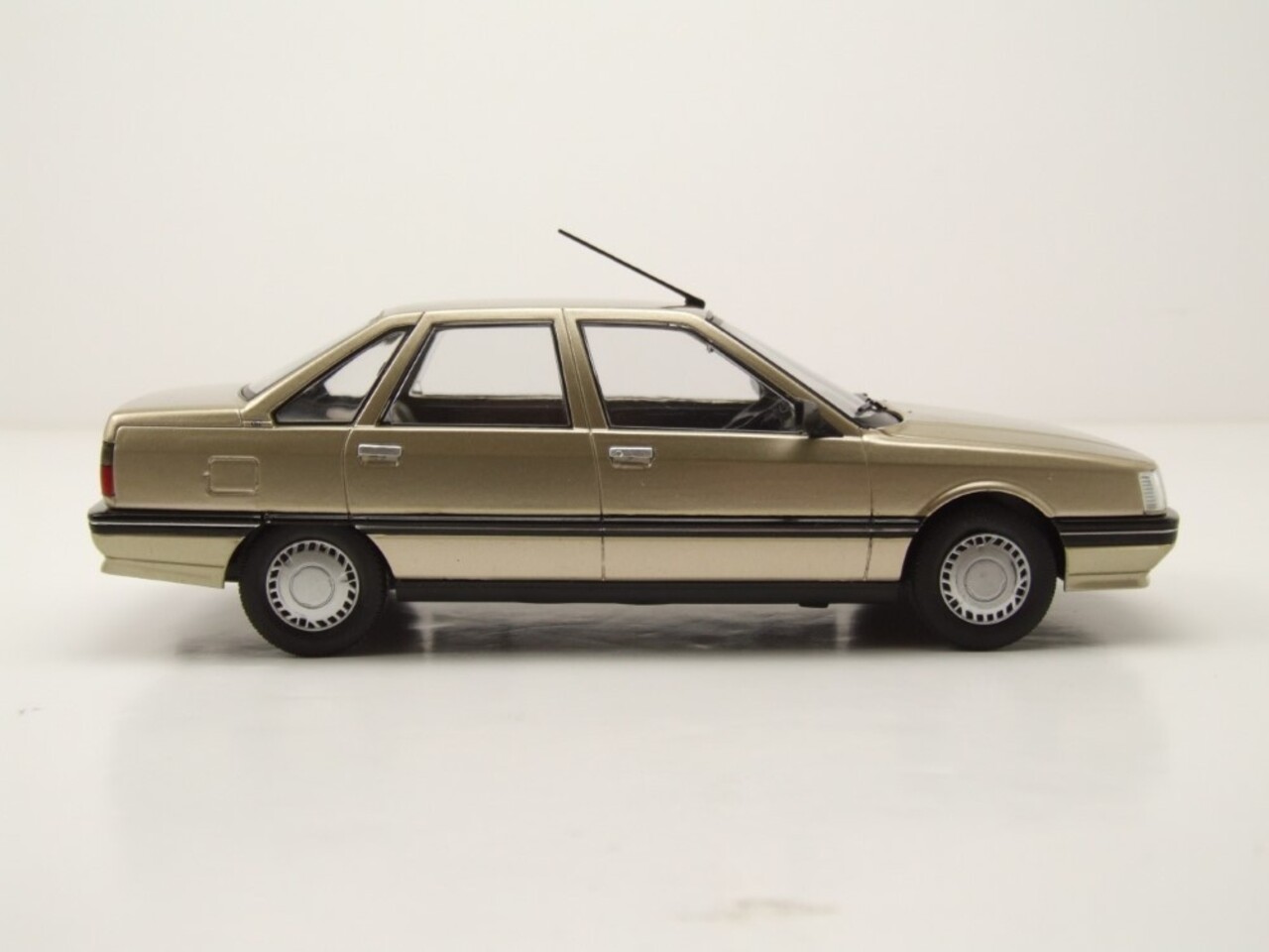 Renault Renault 21 1986 - 1:24 - Whitebox