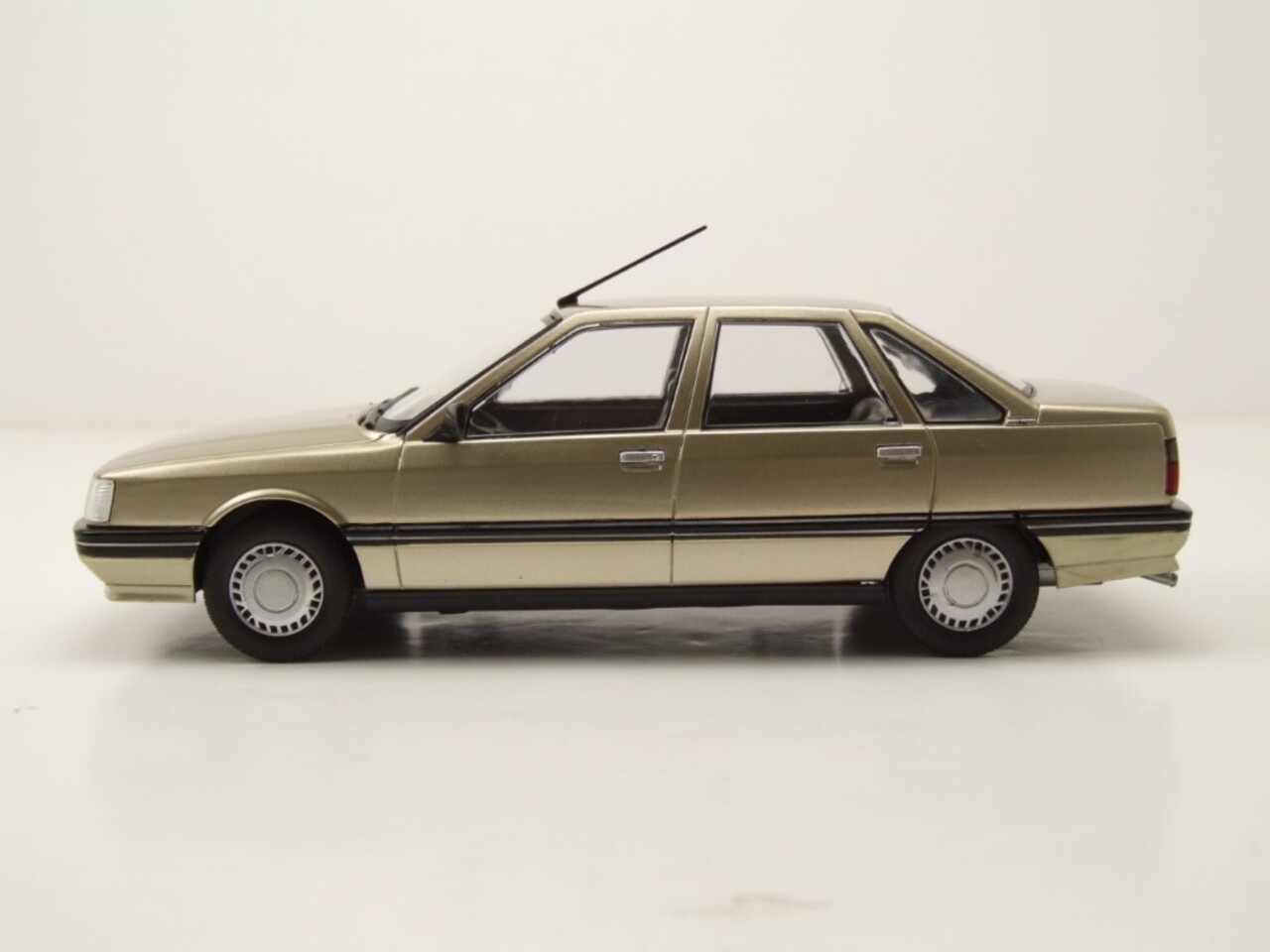 Renault Renault 21 1986 - 1:24 - Whitebox