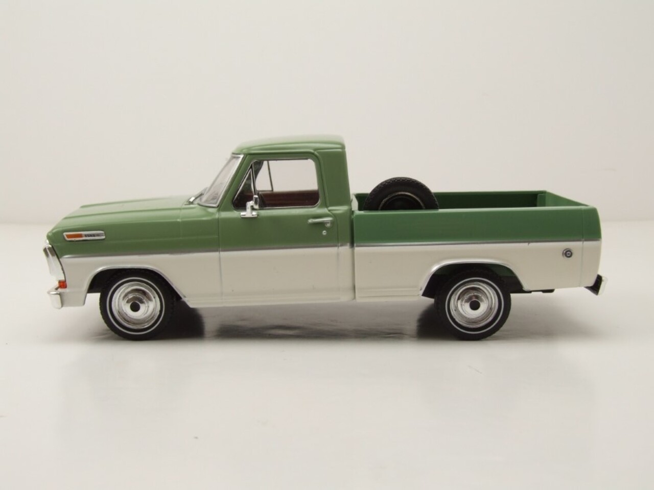 Ford Ford F-100 1970 - 1:24 - Whitebox