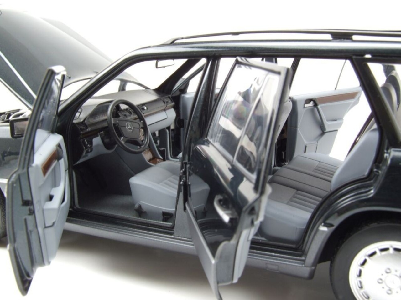 Mercedes-Benz Mercedes-Benz 300 D T-Model 1990 - 1:18 - Norev