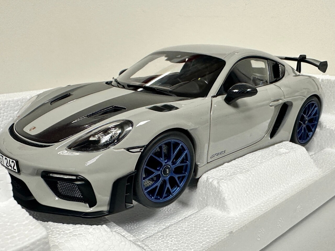 Porsche Porsche Cayman GT4 RS W/Weissach Pack 2023 - 1:18 - Norev