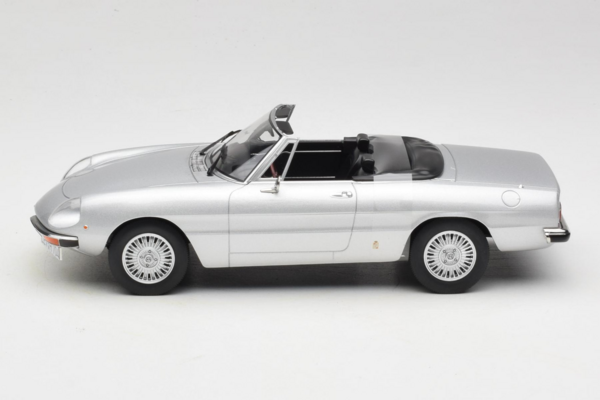 Alfa Romeo Alfa Romeo 2000 Spider 1973 - 1:18 - Norev
