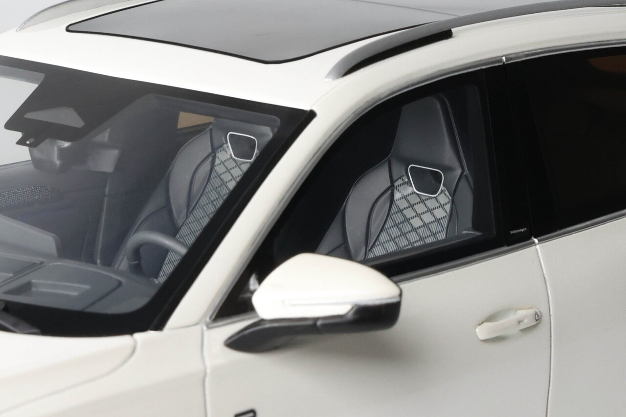 Volkswagen Volkswagen Tiguan E TSI R-Line 2024 - 1:18 - Otto Mobile Models Volkswagen Volkswagen Tiguan E TSI R-Line 2024 - 1:18 - Otto Mobile Models