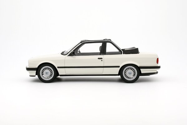 BMW BMW 325i (E30) TC2 Baur Cabrio 1988 - 1:18 - Otto Mobile Models BMW BMW 325i (E30) TC2 Baur Cabrio 1988 - 1:18 - Otto Mobile Models