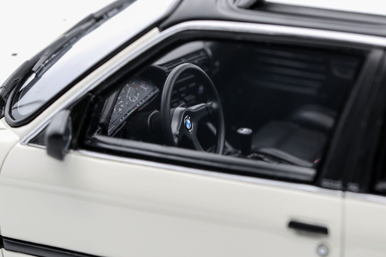 BMW BMW 325i (E30) TC2 Baur Cabrio 1988 - 1:18 - Otto Mobile Models BMW BMW 325i (E30) TC2 Baur Cabrio 1988 - 1:18 - Otto Mobile Models