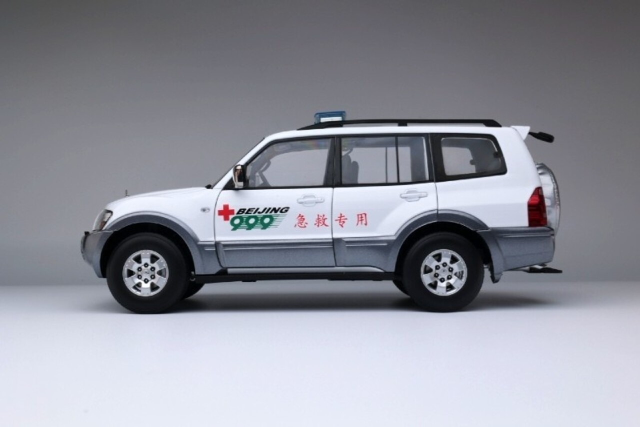 Mitsubishi Mitsubishi Pajero 3.5L V73 'Beijing Red Cross Rescue Service Center' -1:18 - Sun Star Mitsubishi Mitsubishi Pajero 3.5L V73 'Beijing Red Cross Rescue Service Center' -1:18 - Sun Star