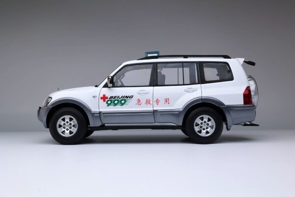 Mitsubishi Mitsubishi Pajero 3.5L V73 'Beijing Red Cross Rescue Service Center' -1:18 - Sun Star Mitsubishi Mitsubishi Pajero 3.5L V73 'Beijing Red Cross Rescue Service Center' -1:18 - Sun Star
