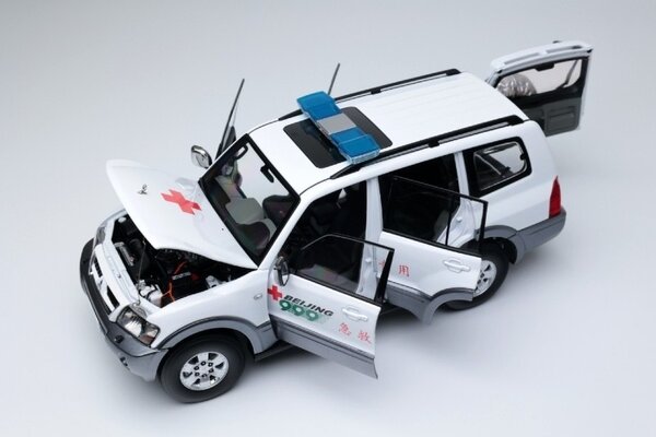 Mitsubishi Mitsubishi Pajero 3.5L V73 'Beijing Red Cross Rescue Service Center' -1:18 - Sun Star Mitsubishi Mitsubishi Pajero 3.5L V73 'Beijing Red Cross Rescue Service Center' -1:18 - Sun Star