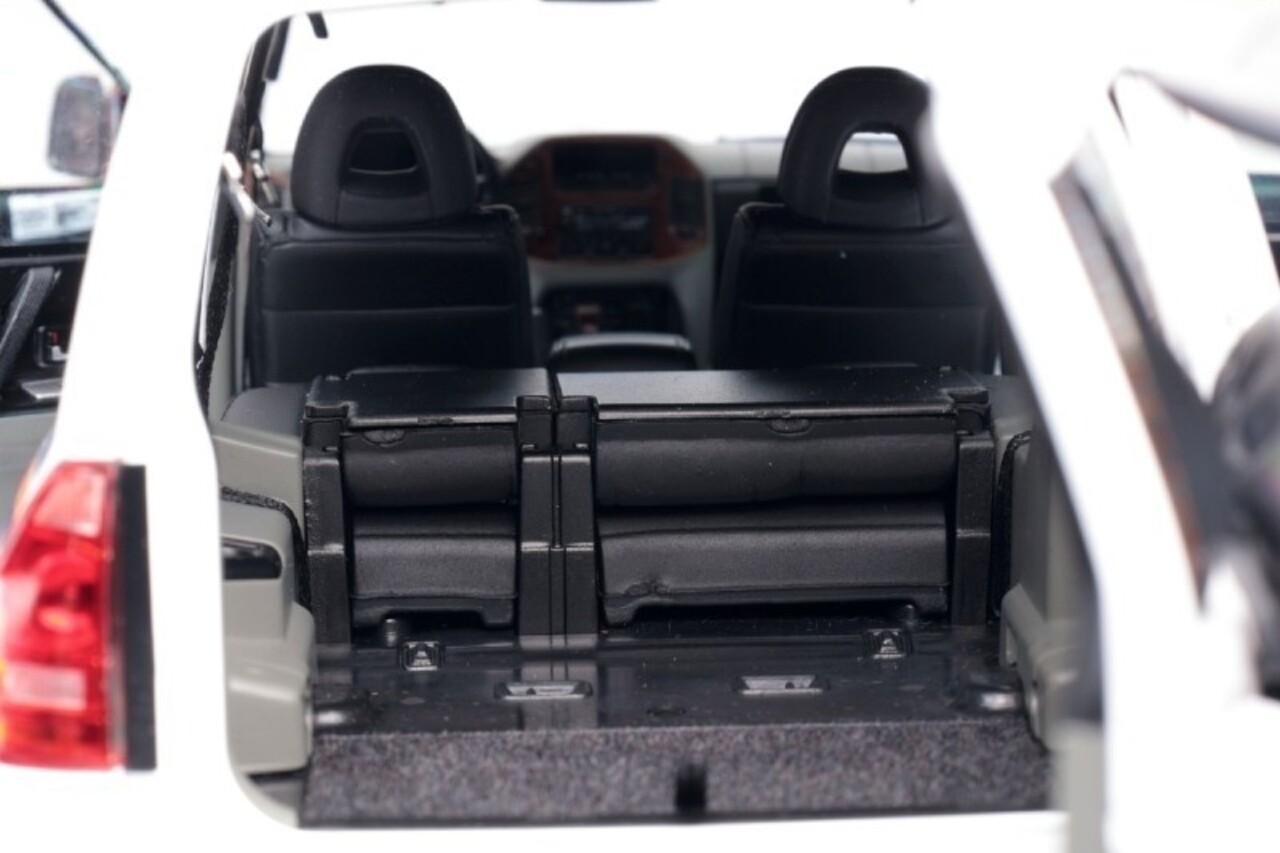 Mitsubishi Mitsubishi Pajero 3.5L V73 'Beijing Red Cross Rescue Service Center' -1:18 - Sun Star Mitsubishi Mitsubishi Pajero 3.5L V73 'Beijing Red Cross Rescue Service Center' -1:18 - Sun Star