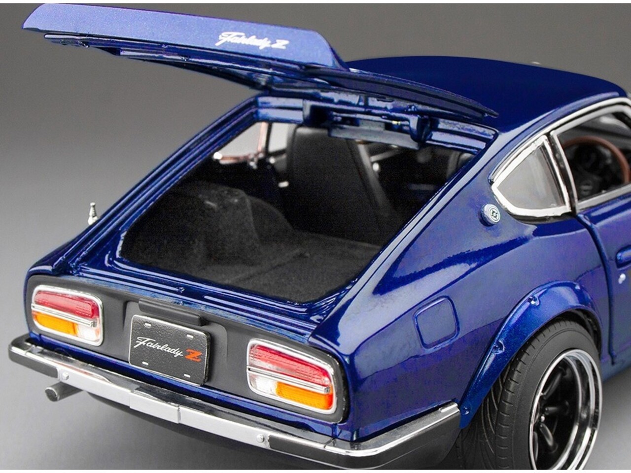 Datsun Datsun Fairlady Z (S30) 1970 - 1:18 - Sun Star
