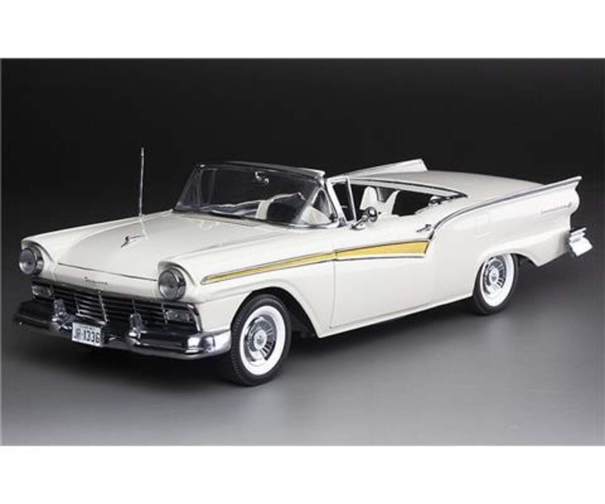 Ford Ford Fairlane 500 Skyliner 1957 - 1:18 - Sun Star
