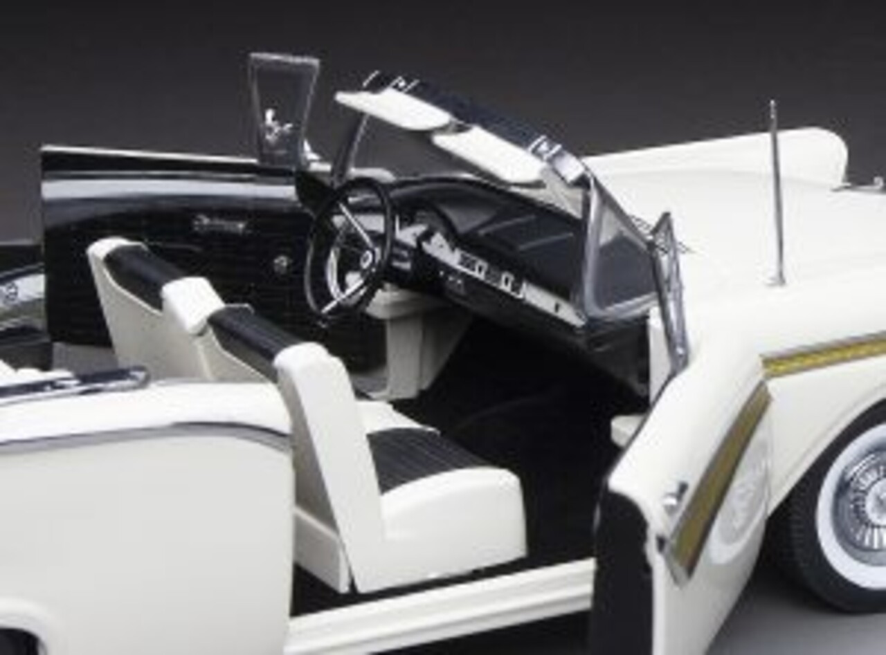 Ford Ford Fairlane 500 Skyliner 1957 - 1:18 - Sun Star