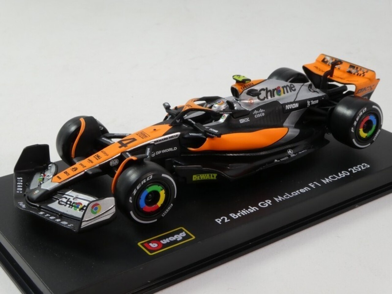 Formule 1 McLaren F1 MCL39 #4 Team McLaren World Champion Winner British GP Silverstone 2025 + Pilot + Showcase (L.Norris) - 1:43 - Bburago Formule 1 McLaren F1 MCL39 #4 Team McLaren World Champion Winner British GP Silverstone 2025 + Pilot + Showcase (L.Norris) - 1:43 - Bburago