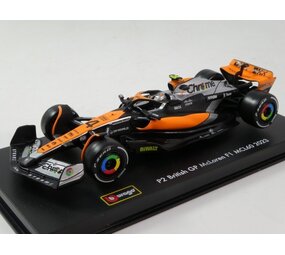 Formule 1 McLaren F1 MCL39 #4 Team McLaren World Champion Winner British GP Silverstone 2025 + Pilot + Showcase (L.Norris) - 1:43 - Bburago Formule 1 McLaren F1 MCL39 #4 Team McLaren World Champion Winner British GP Silverstone 2025 + Pilot + Showcase (L.Norris) - 1:43 - Bburago