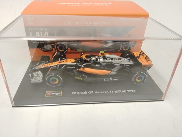 Formule 1 McLaren F1 MCL39 #4 Team McLaren World Champion Winner British GP Silverstone 2025 + Pilot + Showcase (L.Norris) - 1:43 - Bburago Formule 1 McLaren F1 MCL39 #4 Team McLaren World Champion Winner British GP Silverstone 2025 + Pilot + Showcase (L.Norris) - 1:43 - Bburago