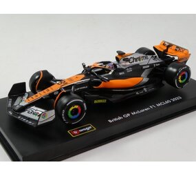 Formule 1 McLaren F1 MCL39 #81 Team McLaren 2nd British GP Silverstone 2025 + Pilot + Showcase (O.Piastri) - 1:43 - Bburago Formule 1 McLaren F1 MCL39 #81 Team McLaren 2nd British GP Silverstone 2025 + Pilot + Showcase (O.Piastri) - 1:43 - Bburago