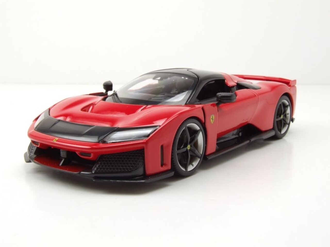 Ferrari Ferrari F80 2024 (Silver Black Wheels) - 1:18 - Bburago Ferrari Ferrari F80 2024 (Silver Black Wheels) - 1:18 - Bburago