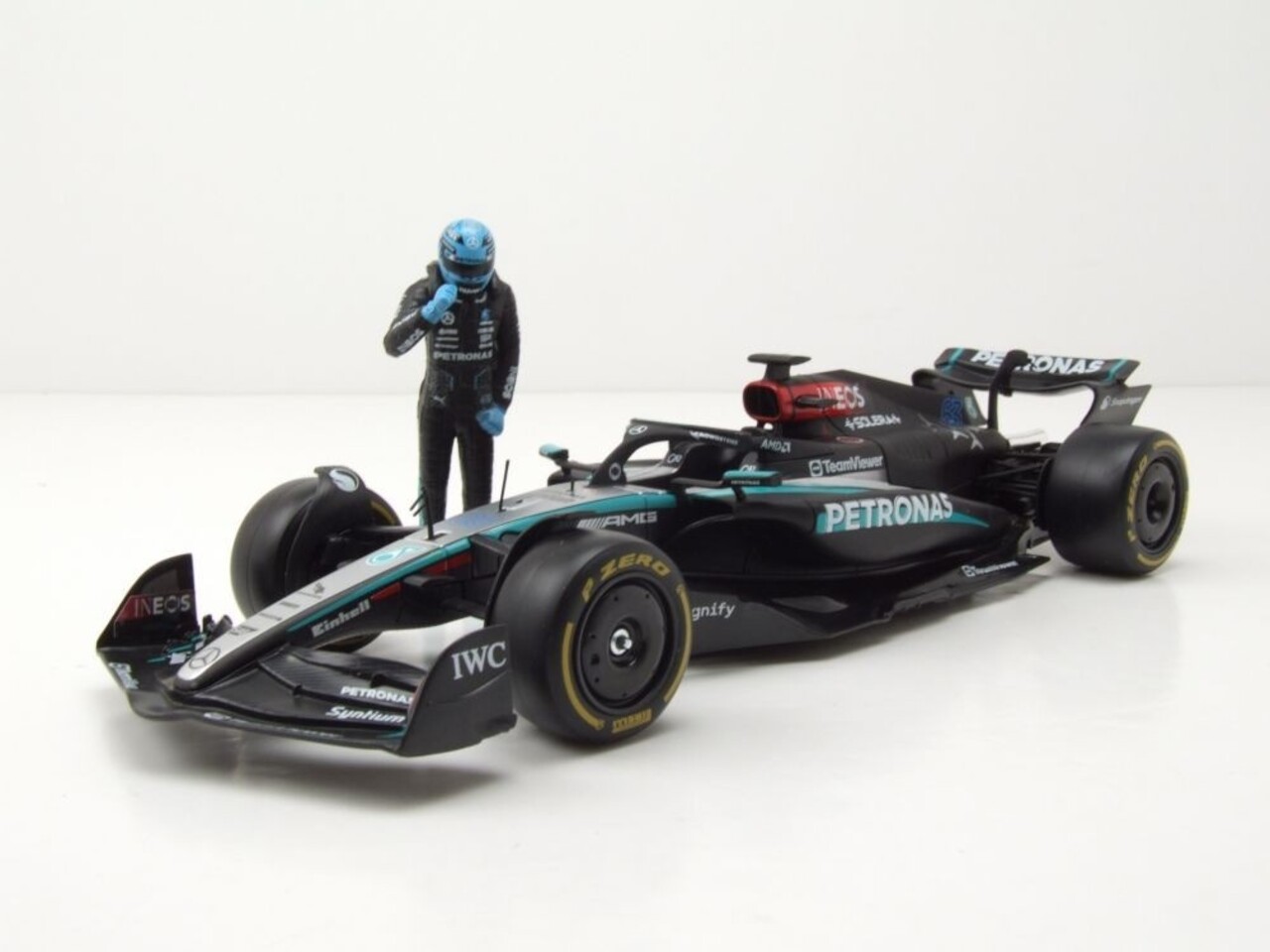 Formule 1 Mercedes GP F1 W15 AMG Petronas Motorsport #63 Season 2024 + (G.Russell Figure) - 1:24 - Bburago