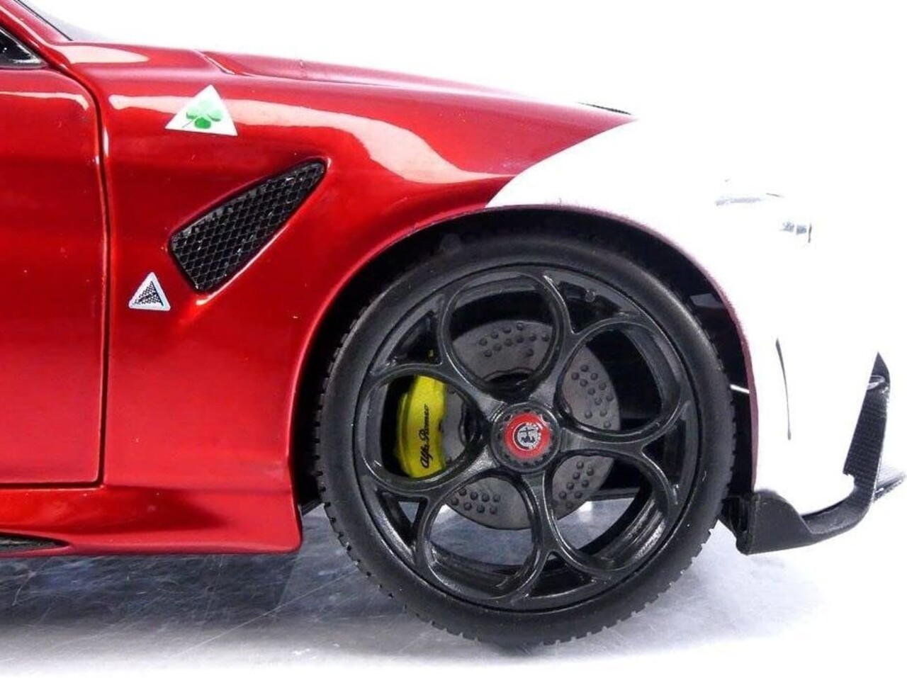 Alfa Romeo Alfa Romeo Giulia GTAm #99 - 1:18 - Bburago Alfa Romeo Alfa Romeo Giulia GTAm #99 - 1:18 - Bburago