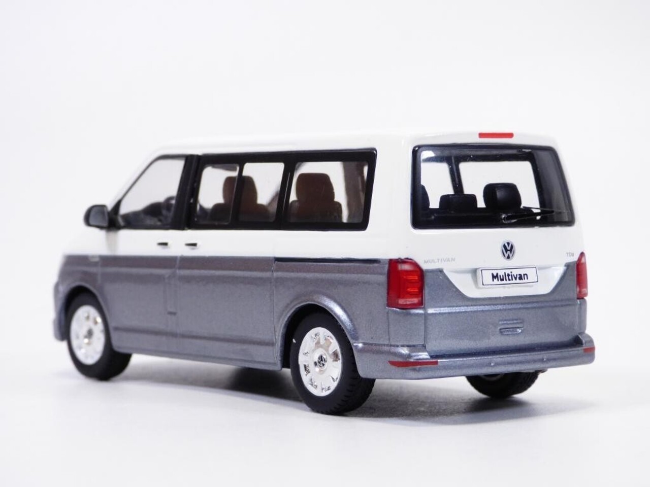Volkswagen VW T5 Minibus 2003 - 1:43 - IXO Models Volkswagen VW T5 Minibus 2003 - 1:43 - IXO Models